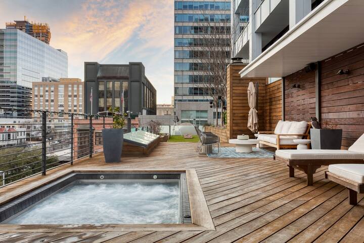Luxe 4-Story w/ Rooftop HotTub, Game Room, Theater gallery image 2