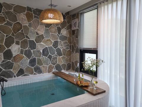 Room for couples and families to have a happy time together