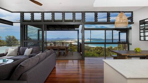 Luxury villa with amazing Ocean Views, Pool & Spa