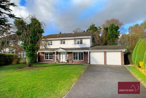 Weybridge - 4 Bedroom House - Garden & Driveway