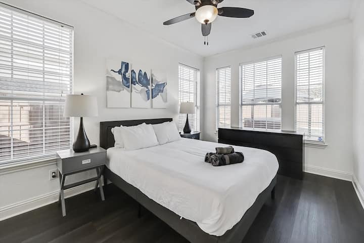 Chambre 2 - Chaque chambre a été meublée de matelas confortables et de touches design pour vous assurer une bonne nuit de sommeil !