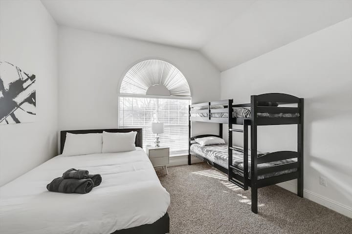 Chambre 3 - Meublée avec des oreillers moelleux, des draps impeccables et des matelas confortables, il n'y a rien d'autre que de beaux rêves dans cette chambre !