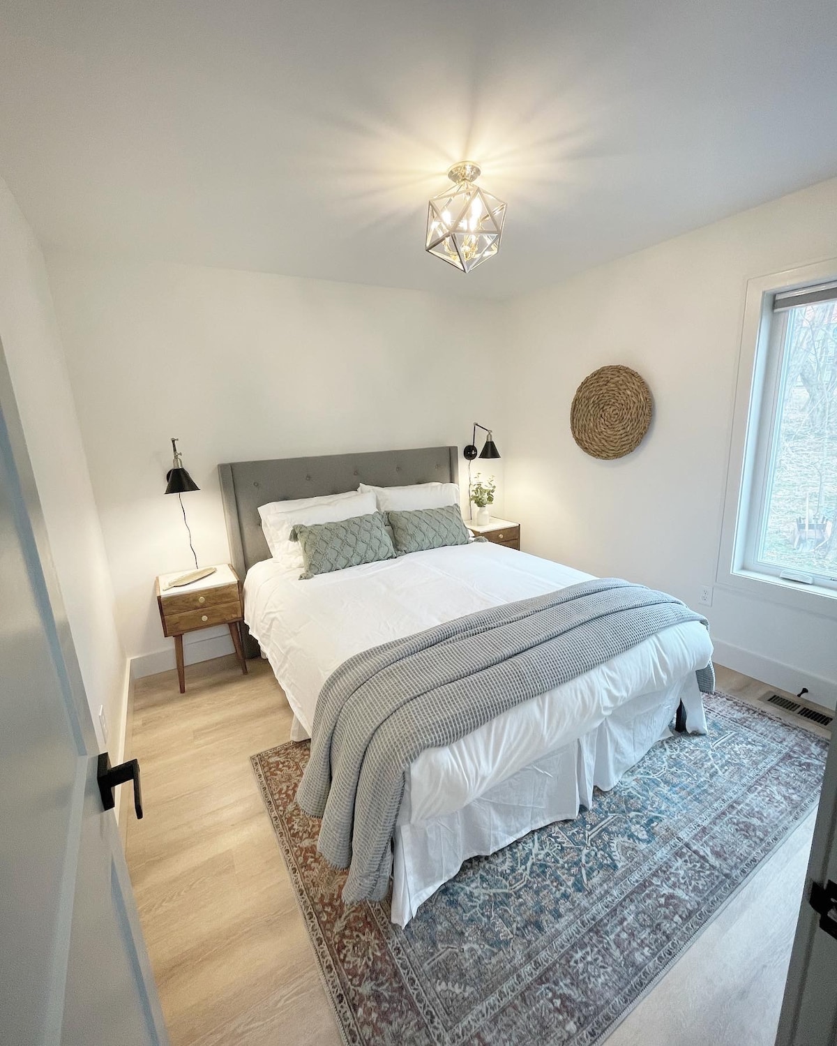 يوفر غرفة النوم الرئيسية سرير بحجم كوين من رغوة الذاكرة وإطلالات على الريف.