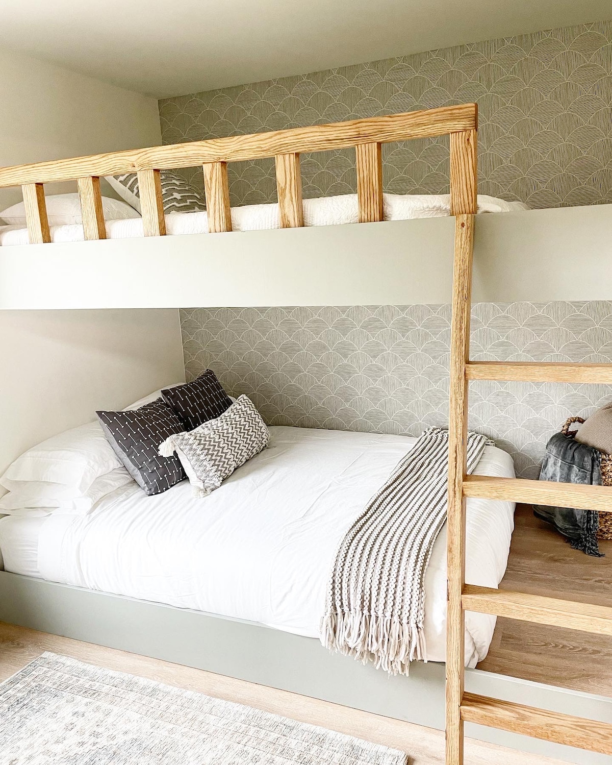 تحتوي غرفة النوم الثانية على سرير بطابقين بحجم كامل من رغوة الذاكرة ليعسوب مريح.