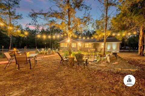 BnB Hyperion | Large Home w HotTub, Firepit & Game