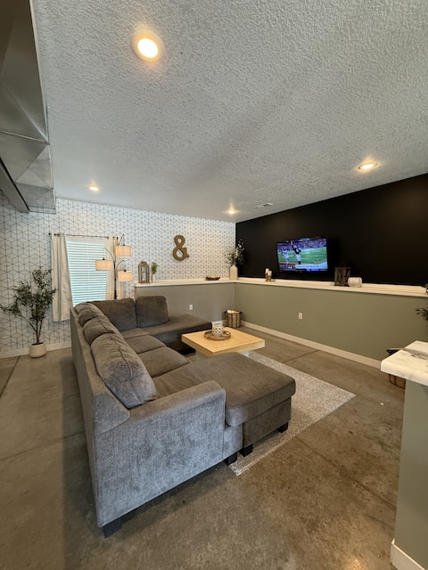 4 bedroom/4.5 bath/10 beds/pets/pool table/firepit