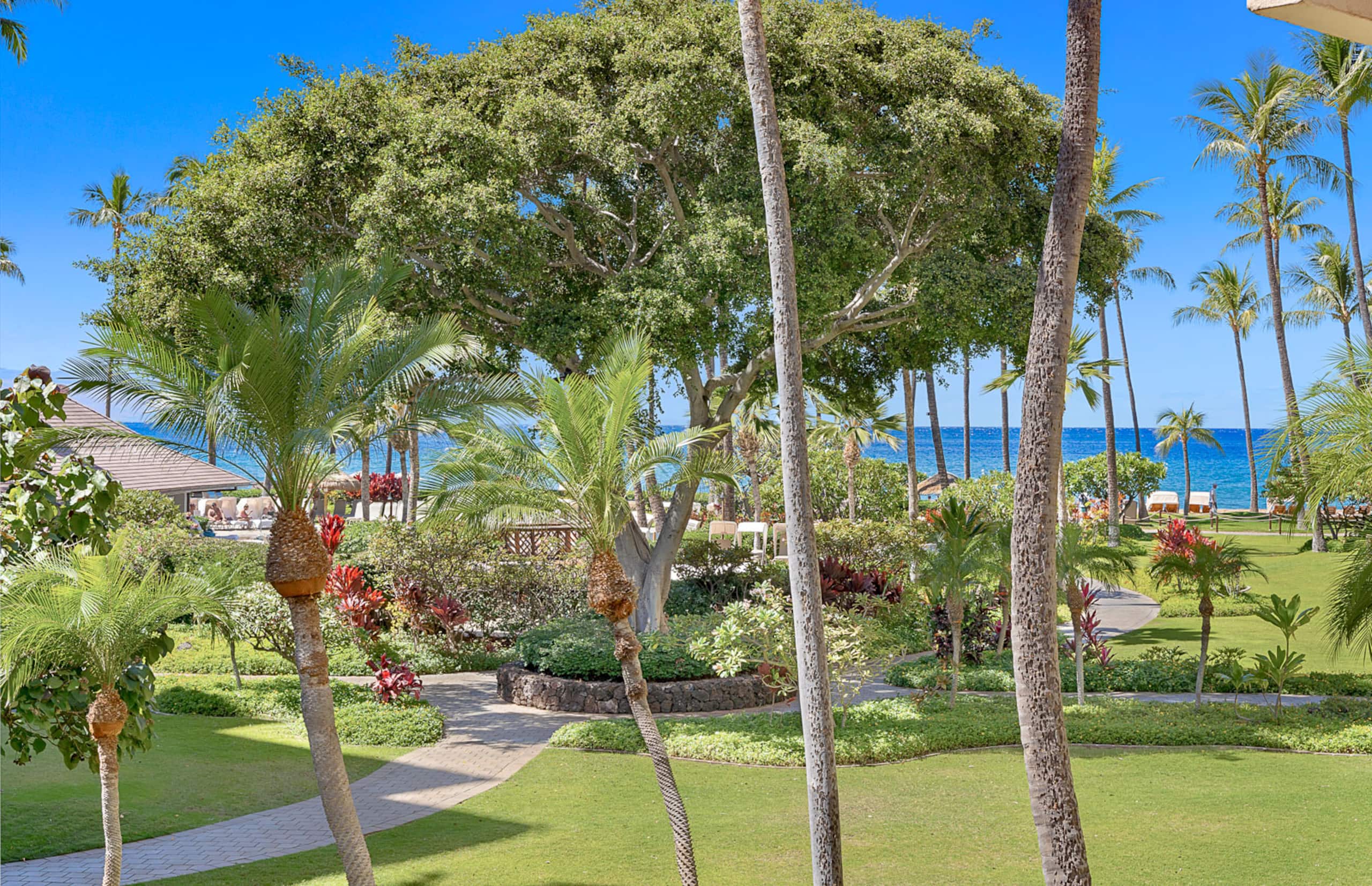 Condo in Lahaina · ★4.8 · 4 bedrooms · 7 beds · 4 shared baths - Image 2