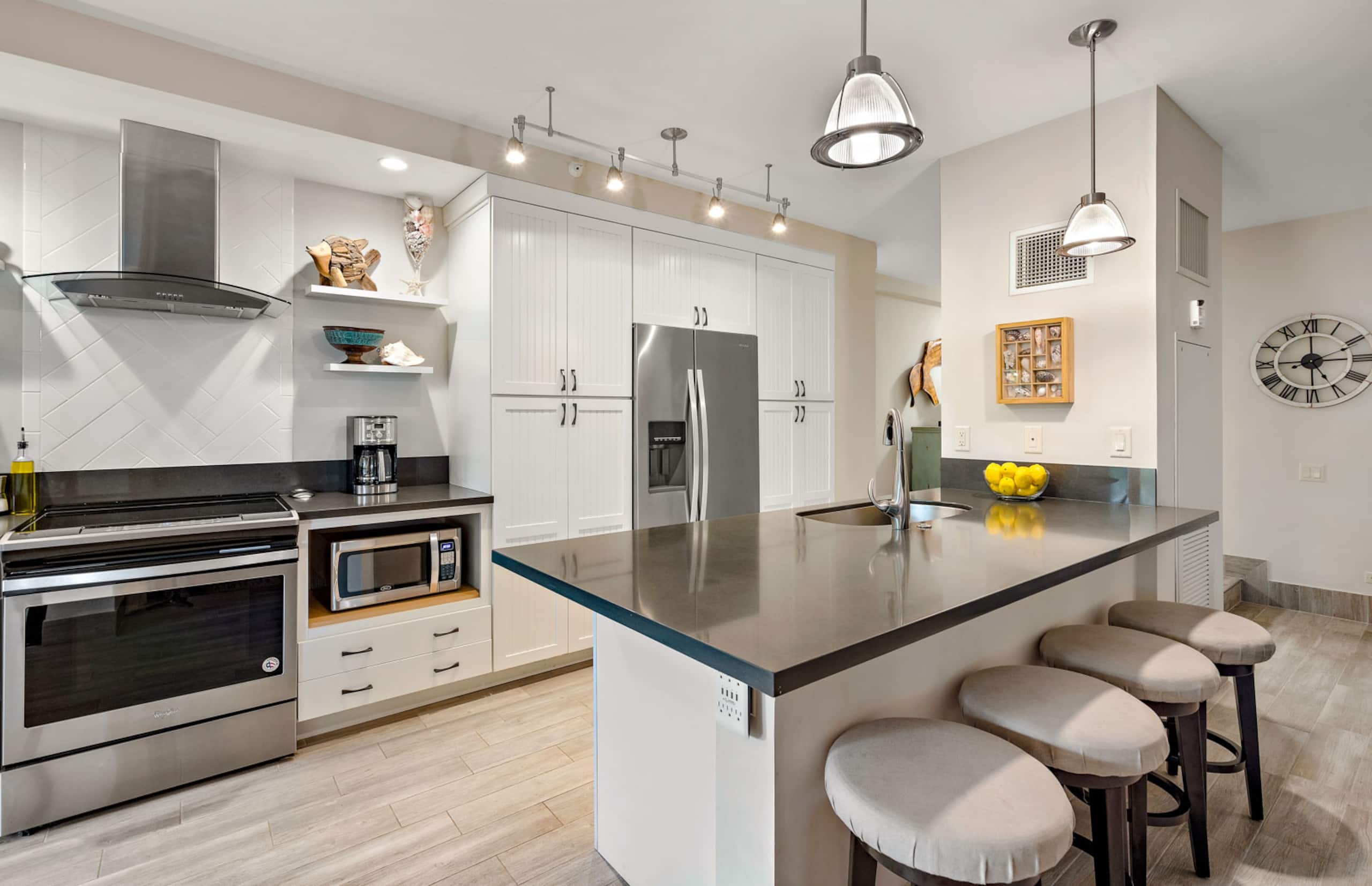 Condo in Lahaina · ★4.8 · 4 bedrooms · 7 beds · 4 shared baths - Image 23