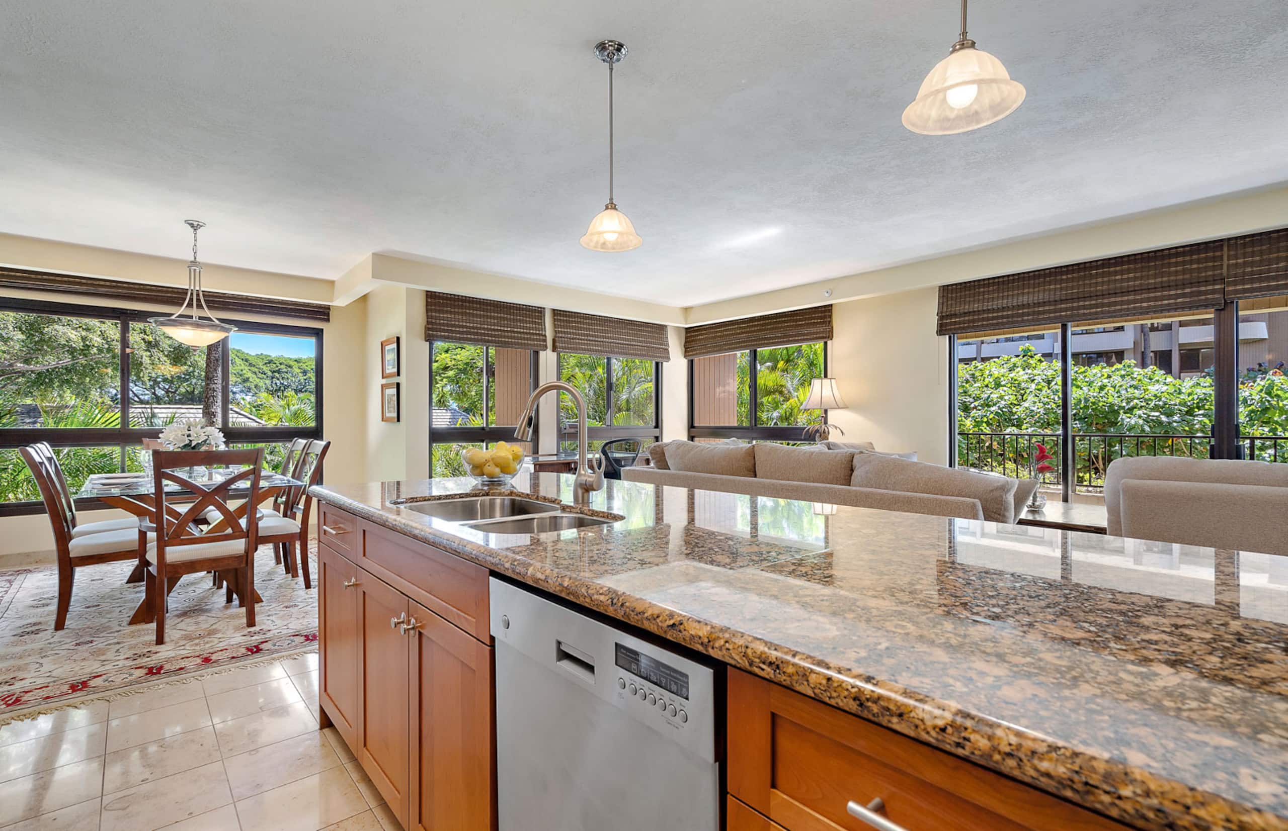 Condo in Lahaina · ★4.8 · 4 bedrooms · 7 beds · 4 shared baths - Image 11