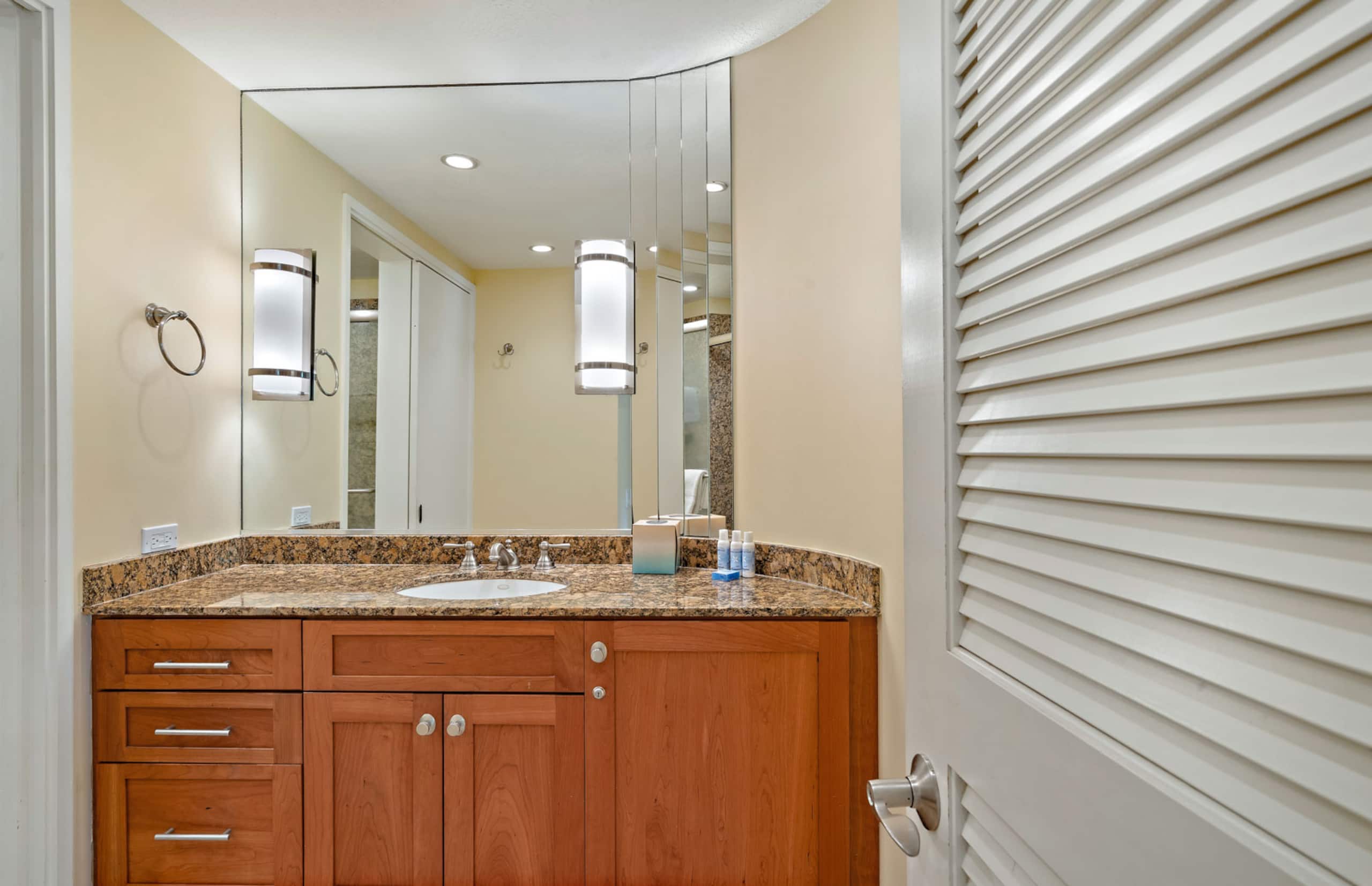 Condo in Lahaina · ★4.8 · 4 bedrooms · 7 beds · 4 shared baths - Image 17