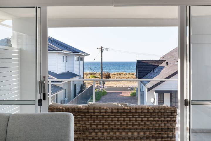 Fernweh—A Generous Hamptons-Style Beachside Escape gallery image 4