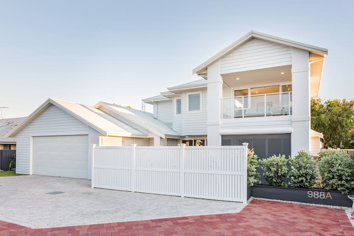 Fernweh—A Generous Hamptons-Style Beachside Escape