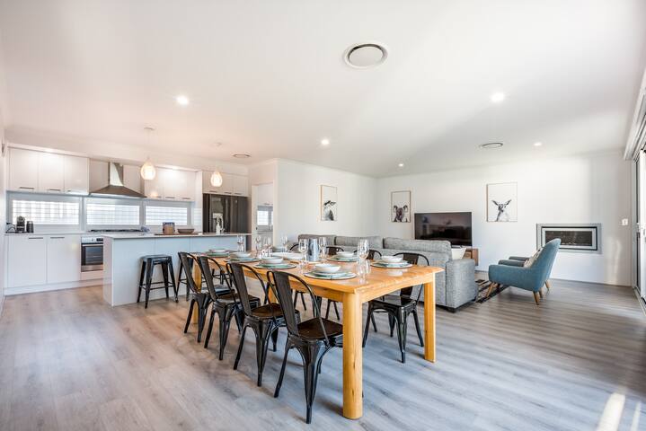 Fernweh—A Generous Hamptons-Style Beachside Escape gallery image 3