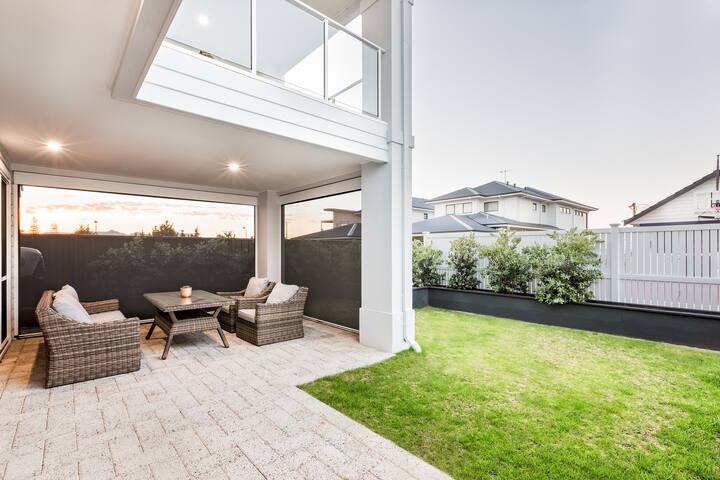 Fernweh—A Generous Hamptons-Style Beachside Escape gallery image 5