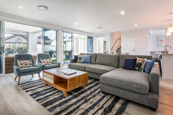 Fernweh—A Generous Hamptons-Style Beachside Escape gallery image 2