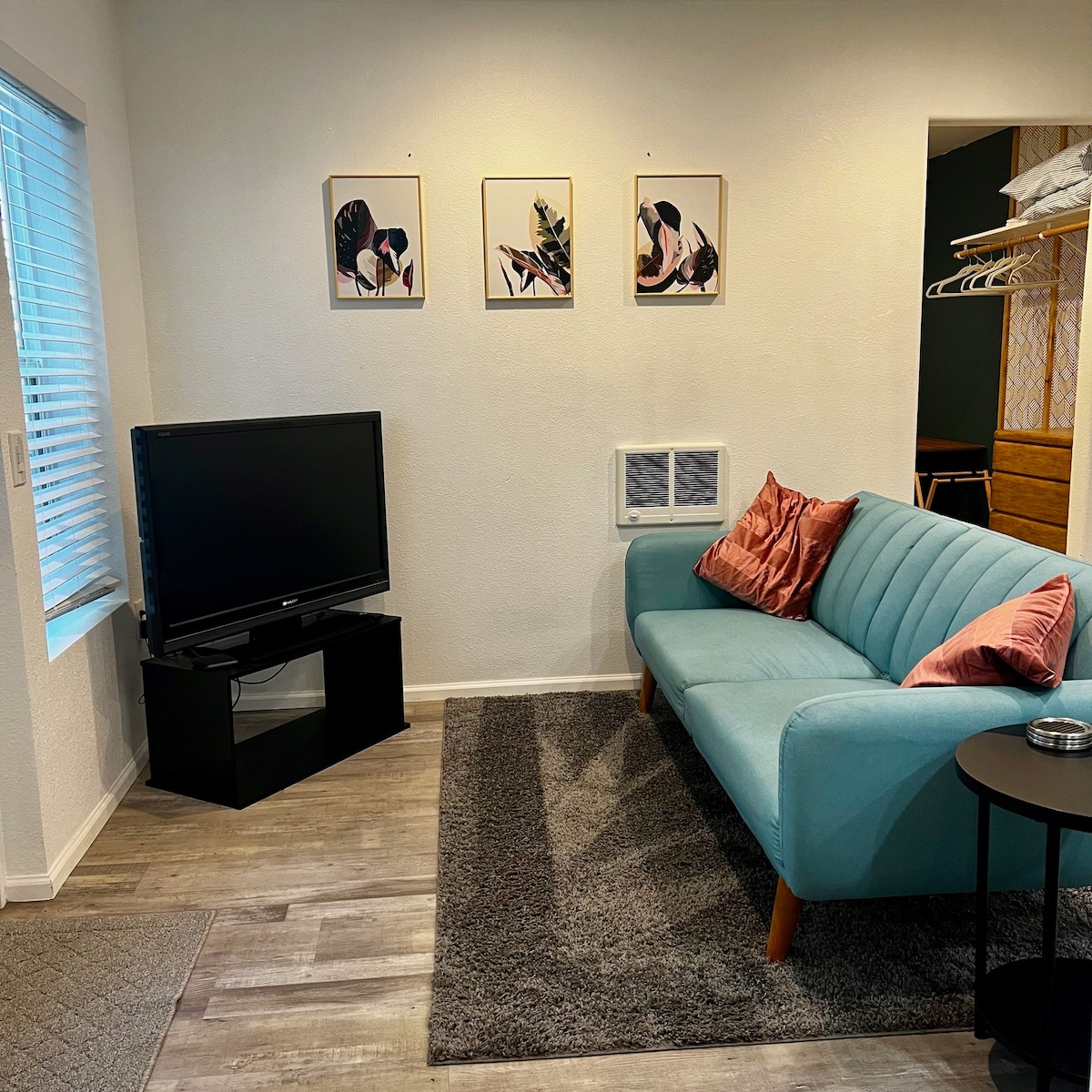 Sebule iliyo na sofa ya futon