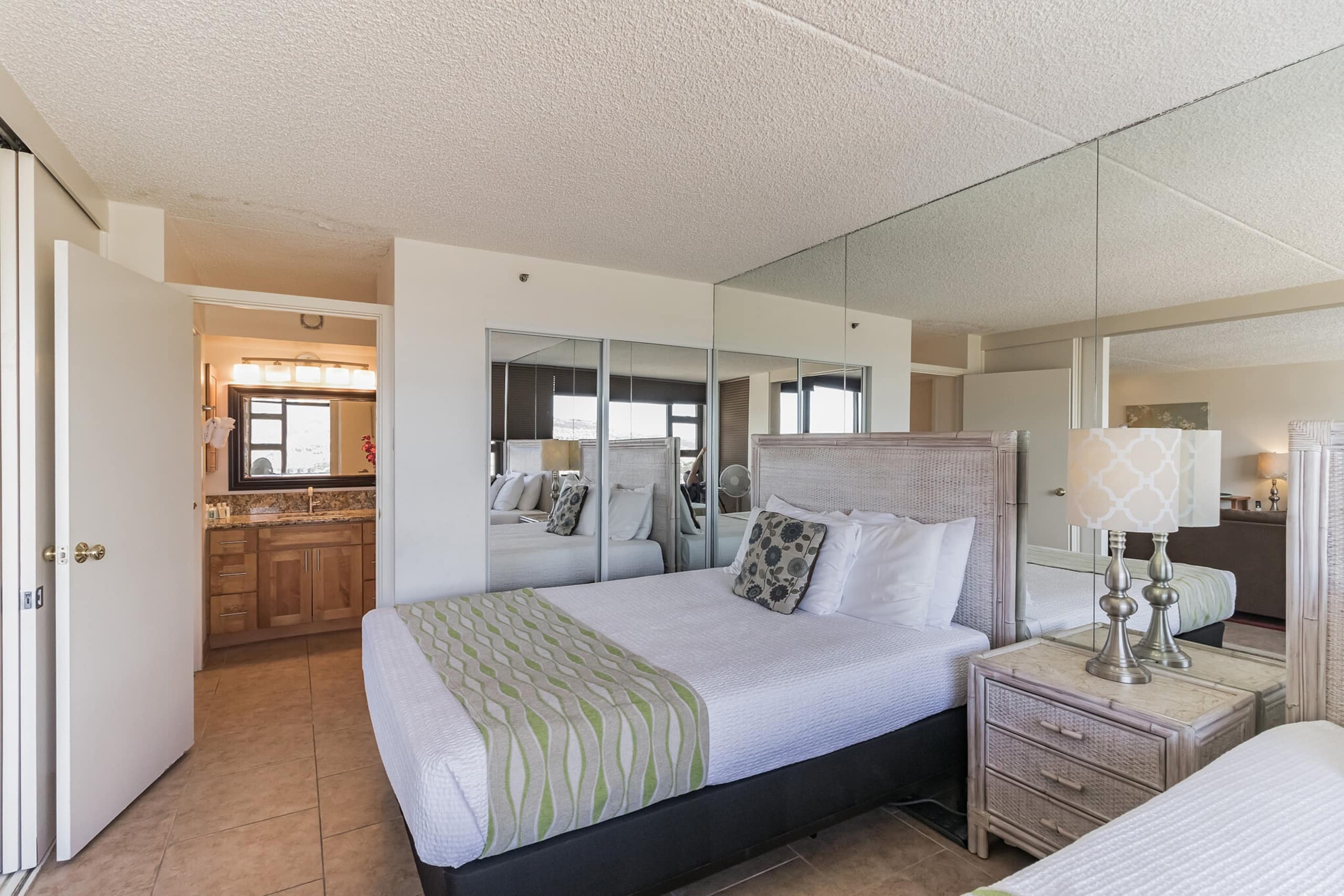 Condo in Honolulu · ★4.33 · 1 bedroom · 3 beds · 1 private bath - Image 14