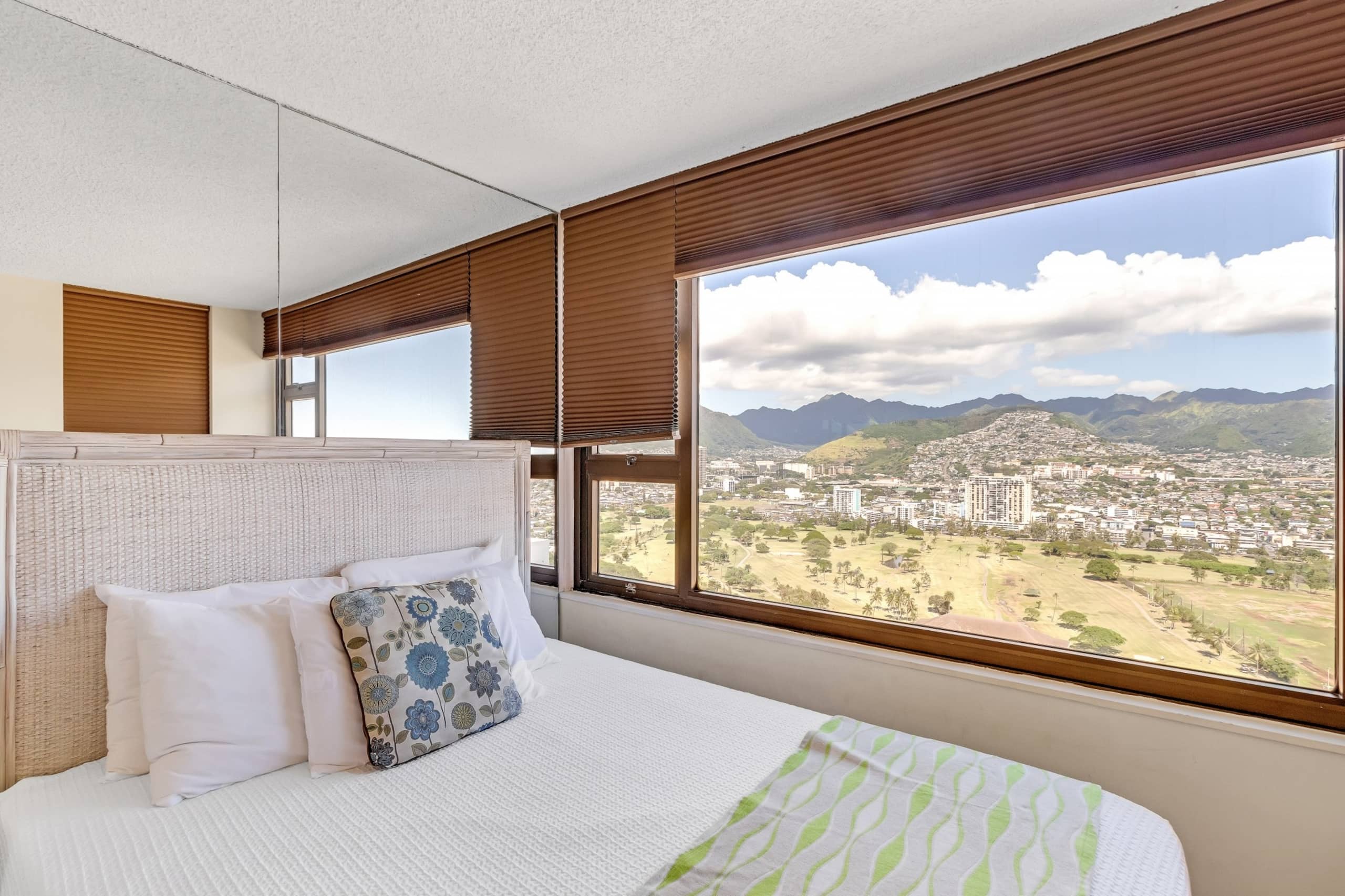 Condo in Honolulu · ★4.33 · 1 bedroom · 3 beds · 1 private bath - Image 13