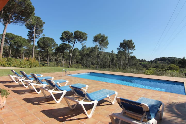 Casa con piscina gallery image 2