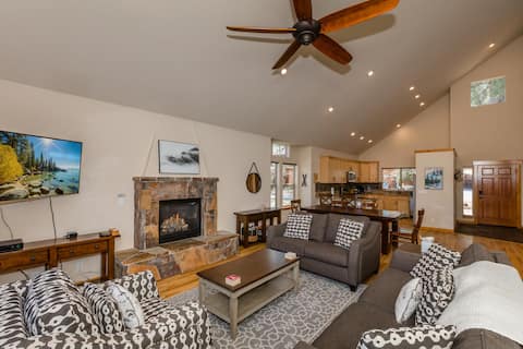 Cedar Crest- Hot Tub- Walk to Downtown!