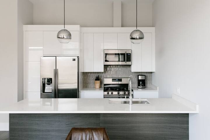 Sonder Greektown | Three-Bedroom Apartment gallery image 4