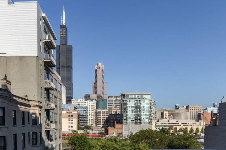 Sonder Greektown | Three-Bedroom Apartment gallery image 3