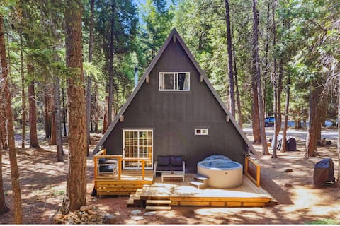 Quiet/Cozy A-Frame Near Mount Lassen w/Hot Tub