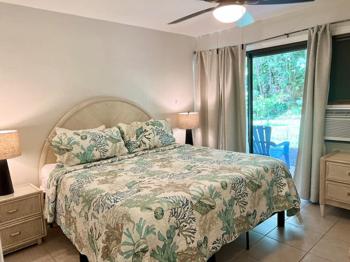 Dhomë gjumi "King" me ajër të kondicionuar, derë rrëshqitëse prej xhami për në Lanai