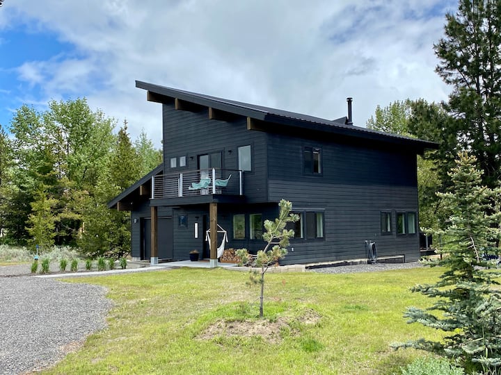 Modern Lakeside Donnelly Cabin with Hot Tub Cabins for Rent in