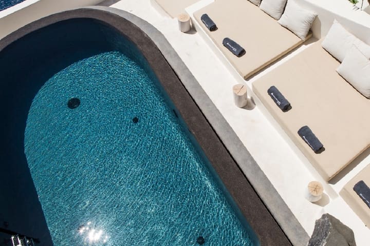 Listing in Santorini