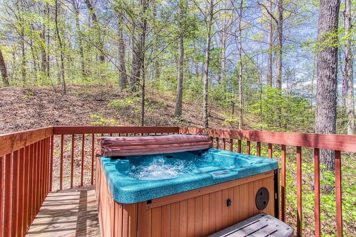 Charming 2bd W Scenic Views!  Hot Tub! Pool - Pigeon Forge, TN