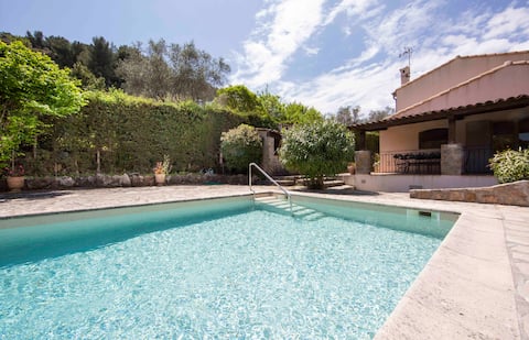 Large Provencal villa with swimming pool in lush