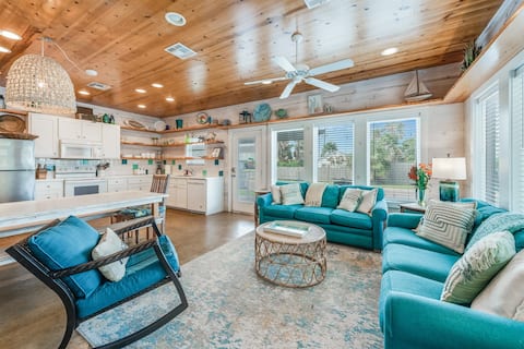 Top Airbnb: Pool-Top Home-Walk to Town! in Port Aransas