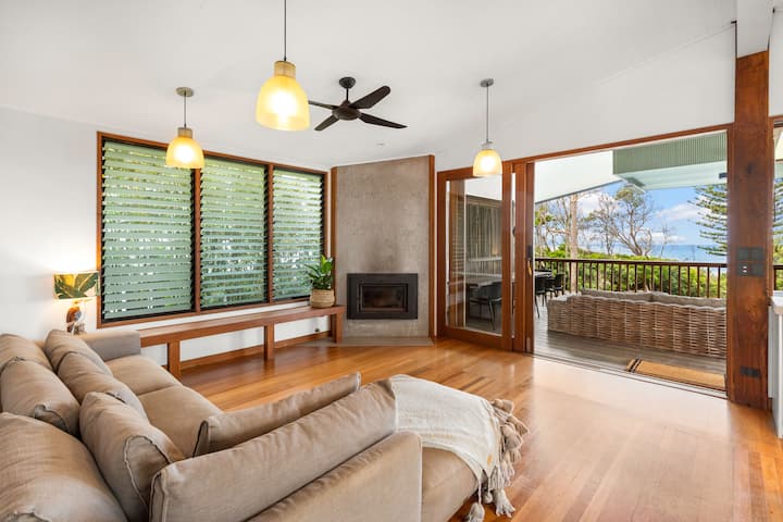 Luxury Retreat: Ocean Views & Direct Beach Access - Coolum Beach