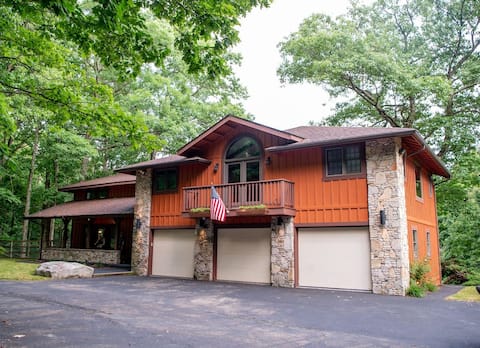 6BR/Sleep 18, Private Pond, Hot Tub, Seven Springs