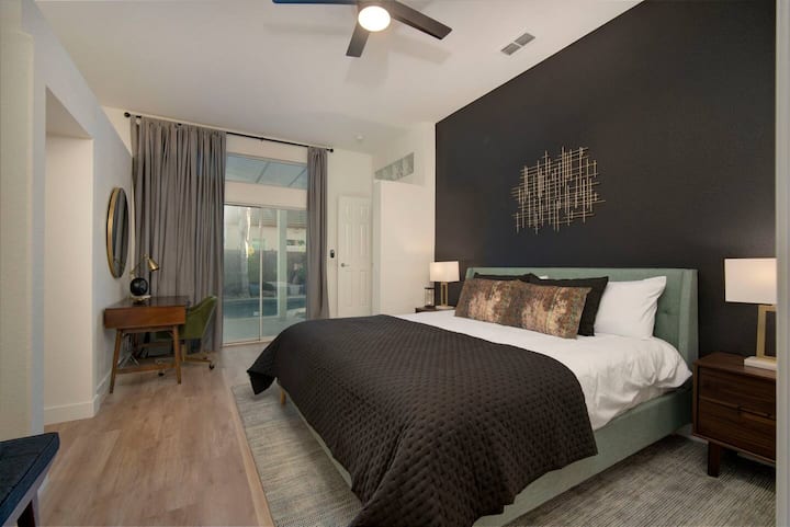 Master Suite - Kitanda cha King, 50 katika Smart TV, dawati na kiti, feni ya dari, kabati ya kuingia ndani, na bafu ya kibinafsi.