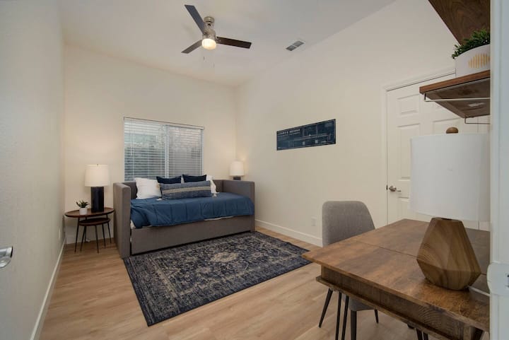 Chumba cha Kulala cha Ghorofa ya Kwanza - Imeunganishwa na chumba cha kulala na kizuri kwa watoto wadogo. 

Kitanda cha kusukumwa kilicho na magodoro 2 pacha, dawati na kiti, na feni ya dari.