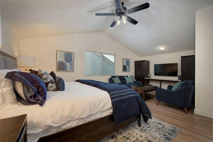 Chumba cha Ghorofa ya Pili - Kitanda cha Kifalme, 50 katika Televisheni janja, meza ya ukutani na viti, na feni ya dari. 

Tenganisha eneo la kupumzika na kiti cha upendo, kiti cha lafudhi, na meza ya kahawa ya Foosball.