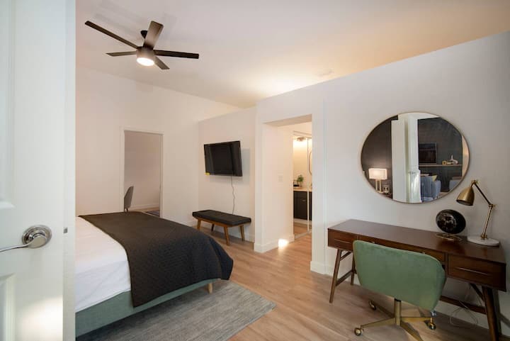 Master Suite - Kitanda cha King, 50 katika Smart TV, dawati na kiti, feni ya dari, kabati ya kuingia ndani, na bafu ya kibinafsi.