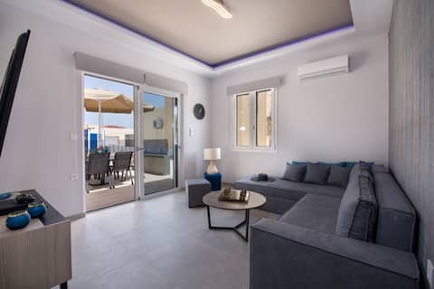 Luxury Villa with jacuzzi, 50 m from Beach