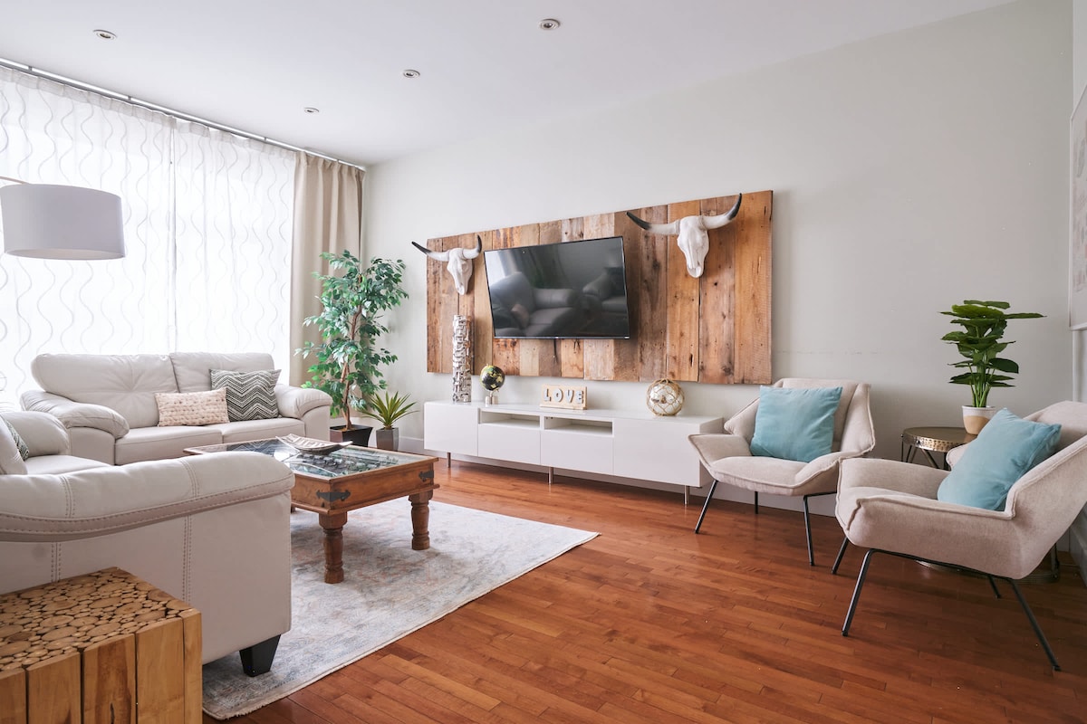 Superhost smo od 2015. godine i imamo više od 3500 odličnih recenzija ! Imamo sve potrebne gradske dozvole i osiguranje.  * 100% LEGALNO * Ovo je širok i svijetao dnevni boravak s 55" Smart Roku HD TV-om. Obratite nam se! Contactez-nous!