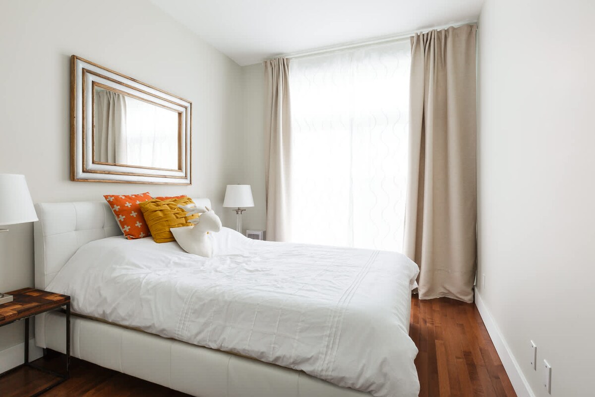 Spavaća soba br. 3: bračni krevet (160x200), madrac od memorijske pjene, veliki prozori s zavjesama za zamračivanje