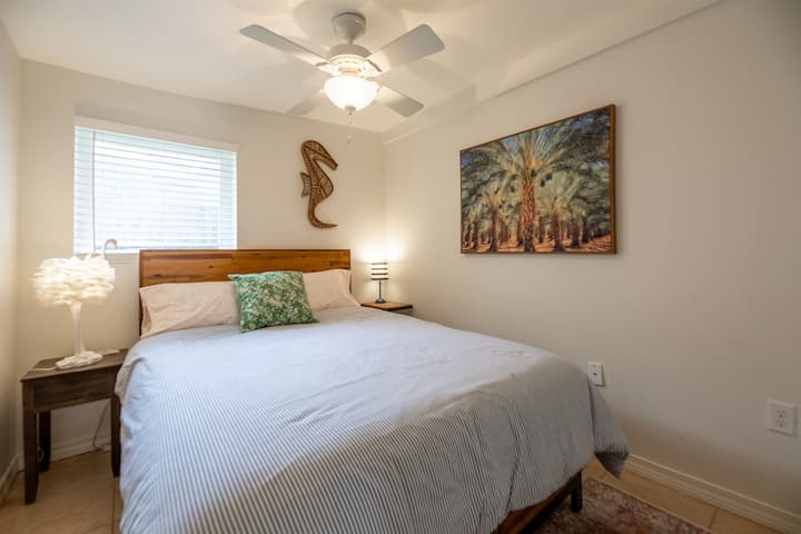 Საწოლი 152 × 203 სმ №2 საძინებელში