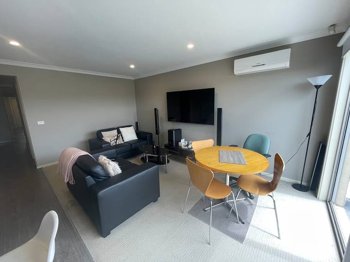 Charming 3-bed Family Home–spacious&convenient! - Werribee