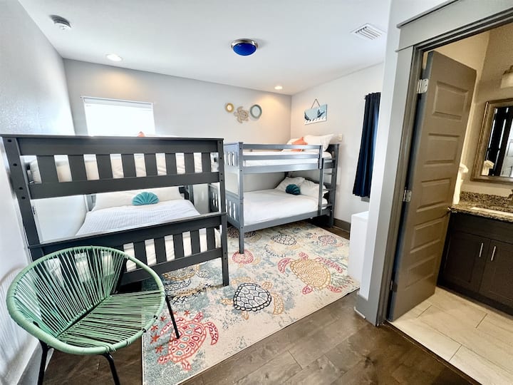 Segundo piso completo sobre una litera completa con baño privado en suite