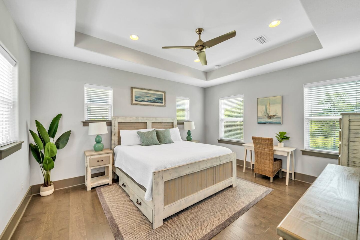 1st Large king-size master w/ private en suite bathroom