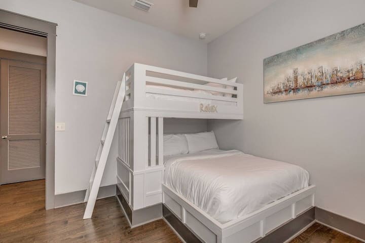 Dormitorio del primer piso con dos camas individuales sobre una litera tamaño queen.