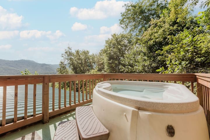 Smoky Mountain Holiday Home With Hot Tub! - North Carolina