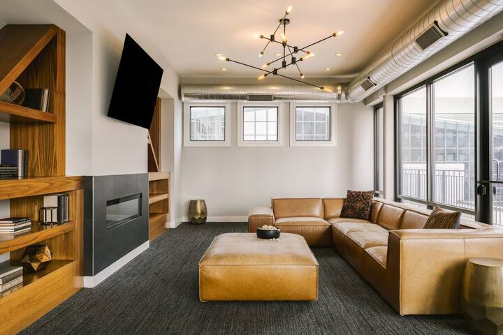 Sonder The Plymouth | Three-Bedroom Apartment gallery image 3