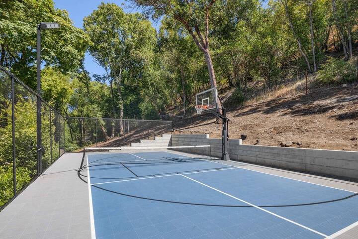 Pool, Hot Tub, & Vineyard Views – Family Fun!